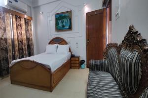 Postel nebo postele na pokoji v ubytování Hotel Purohit Sindhi Camp