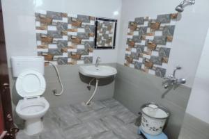 Koupelna v ubytování Hotel Purohit Sindhi Camp
