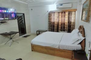Postel nebo postele na pokoji v ubytování Hotel Purohit Sindhi Camp