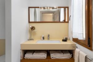 Foto dalla galleria di The Square Rooms and Suites a Cannigione