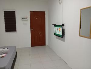 Μια τηλεόραση ή/και κέντρο ψυχαγωγίας στο RoomStay Changloon Berhawa Dingin dan Privasi Penuh +7 φωτογραφίες