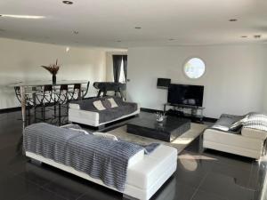 a living room with two beds and a couch at Villa la Gardiole in Vic-la-Gardiole