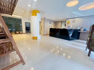 a lobby with a column and a counter in a building at Tc慢旅花蓮館-近東大門夜市市中心 in Hualien City