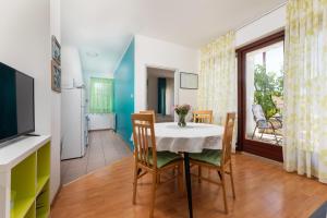 TV a/nebo společenská místnost v ubytování Elida