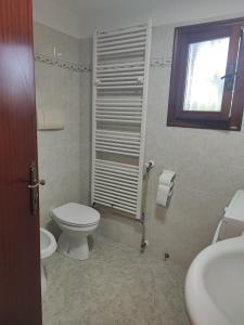 a bathroom with a toilet and a sink at Casetta STELLA MARINA PUNTA SABBIONI in Cavallino-Treporti