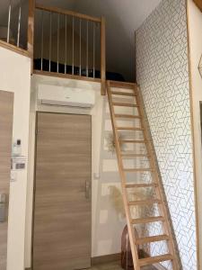 een trap naar een kamer met een stapelbed bij Séjour à la campagne - Logement cosy et chaleureux in Courgains +9 foto's