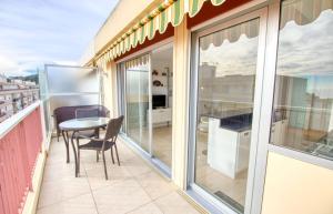 a balcony with a table and chairs on a balcony at Le Clair Golfe-Juan - T2 terrasse vue mer Parking privé WIFI - LIMESTAY in Golfe-Juan