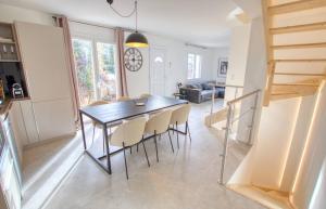 ein Esszimmer mit einem schwarzen Tisch und Stühlen in der Unterkunft Maison Moderne Cannes 3 Chambres 3 Salles de Bain WIFI - LIMESTAY in Cannes