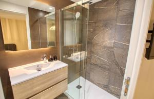 ein Badezimmer mit Waschbecken und Dusche in der Unterkunft Maison Moderne Cannes 3 Chambres 3 Salles de Bain WIFI - LIMESTAY in Cannes
