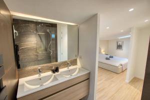 ein Bad mit 2 Waschbecken und ein Bett in einem Zimmer in der Unterkunft Maison Moderne Cannes 3 Chambres 3 Salles de Bain WIFI - LIMESTAY in Cannes + 18 Fotos