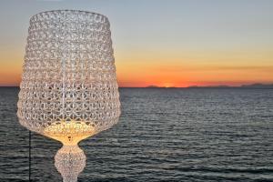 een grote glazen kroonluchter op een cruiseschip bij zonsondergang bij Grand Hotel Santa Maria in Santa Maria di Castellabate