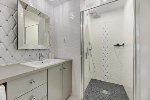 Un baño blanco con lavabo y ducha. en Młyńska w Centrum Miasta by Downtown Apartments, en Gdansk 10 fotos más