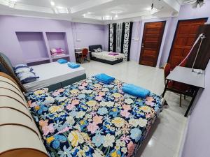 Postel nebo postele na pokoji v ubytování Sepilok Hideaway Guest House