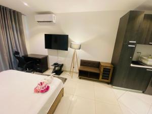 TV a/nebo společenská místnost v ubytování The Lennox by R and J