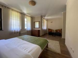 GeshaにあるGeshaHillPark villas 55の大きなベッドとリビングルームのある寝室