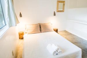 Posteľ alebo postele v izbe v ubytovaní KAHILOM Nest Self-Service Home in Rainforest Nest with Kitchen - Monkeys, Bats, Pet Friendly with a Fee