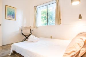 Posteľ alebo postele v izbe v ubytovaní KAHILOM Nest Self-Service Home in Rainforest Nest with Kitchen - Monkeys, Bats, Pet Friendly with a Fee