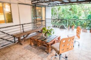 Balkón nebo terasa v ubytování KAHILOM Nest Self-Service Home in Rainforest Nest with Kitchen - Pet Friendly, Monkeys, Bats! + 32 fotografií