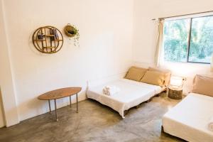 Posteľ alebo postele v izbe v ubytovaní KAHILOM Nest Self-Service Home in Rainforest Nest with Kitchen - Monkeys, Bats, Pet Friendly with a Fee