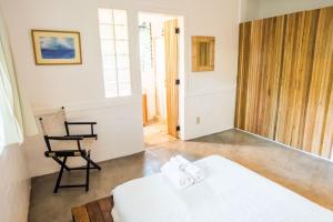 Posteľ alebo postele v izbe v ubytovaní KAHILOM Nest Self-Service Home in Rainforest Nest with Kitchen - Monkeys, Bats, Pet Friendly with a Fee