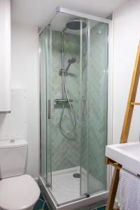 een glazen douche in een badkamer met toilet bij les loges de jeanne in Orléans