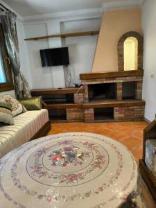 un soggiorno con divano e camino di Cozy Moroccan House ad Agadir