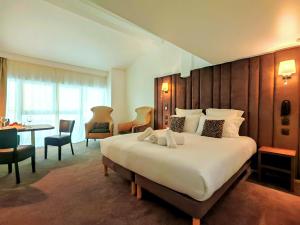 Postel nebo postele na pokoji v ubytování Hôtel & Appartements Monsigny