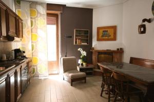 a kitchen with a table and chairs in a kitchen at Casa Santiago in Gela