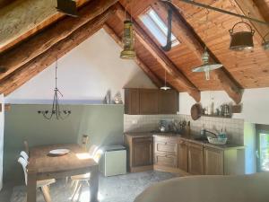 SornicoにあるCozy Rustic Prato Sornicoの木製のテーブルとダイニングルームのあるキッチン