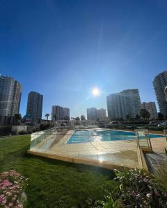 ein Schwimmbad in einer Stadt mit hohen Gebäuden in der Unterkunft Hermoso y amplio Departamento frente al mar in Coquimbo