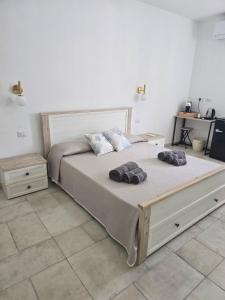 a bed with two towels on it in a bedroom at Claudia's House in Santa Teresa Gallura