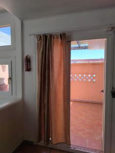 una porta scorrevole in vetro con vista su un patio di Cozy Moroccan House ad Agadir Altre 17 foto