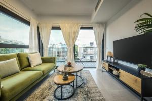 TV a/nebo společenská místnost v ubytování Stylish 2BR Apt w Balcony 5 min From Tel Aviv Port