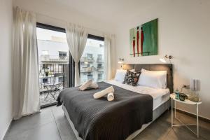 Postel nebo postele na pokoji v ubytování Stylish 2BR Apt w Balcony 5 min From Tel Aviv Port