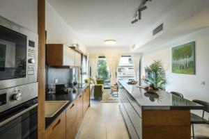 Kuchyň nebo kuchyňský kout v ubytování Stylish 2BR Apt w Balcony 5 min From Tel Aviv Port