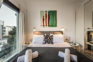 Postel nebo postele na pokoji v ubytování Stylish 2BR Apt w Balcony 5 min From Tel Aviv Port