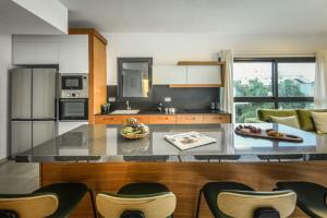 Kuchyň nebo kuchyňský kout v ubytování Stylish 2BR Apt w Balcony 5 min From Tel Aviv Port