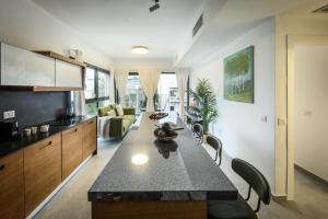 Kuchyň nebo kuchyňský kout v ubytování Stylish 2BR Apt w Balcony 5 min From Tel Aviv Port