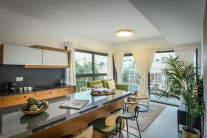 Kuchyň nebo kuchyňský kout v ubytování Stylish 2BR Apt w Balcony 5 min From Tel Aviv Port