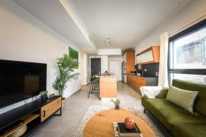 TV a/nebo společenská místnost v ubytování Stylish 2BR Apt w Balcony 5 min From Tel Aviv Port