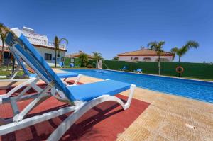 Bazén v ubytování Hostal del Faro nebo v jeho okolí