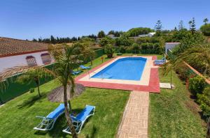 Bazén v ubytování Hostal del Faro nebo v jeho okolí