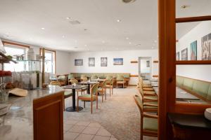 a dining room with tables and chairs at Hotel Astor in Altenburg