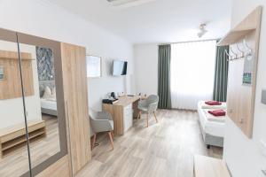 TV a/nebo společenská místnost v ubytování Second Home Hotel