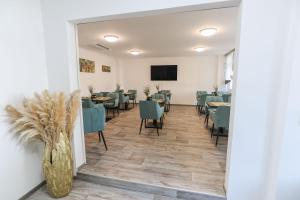 TV a/nebo společenská místnost v ubytování Second Home Hotel
