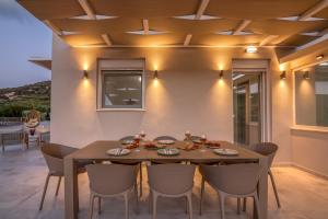 a dining room with a table and chairs at Casa Elea in Kissamos
