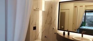Ένα μπάνιο στο Acropolis View & Spa Penthouse apartment