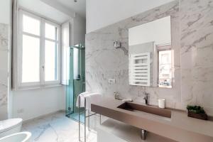 een badkamer met een wastafel en een spiegel bij Cedro Apartment by Quokka 360 - designer flat in Como in Como