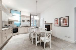 een keuken met een eettafel en stoelen bij Cedro Apartment by Quokka 360 - designer flat in Como in Como