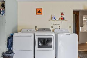 Gallery image of Vintage Charm, Waterfront with Screened Porch in Port Charlotte